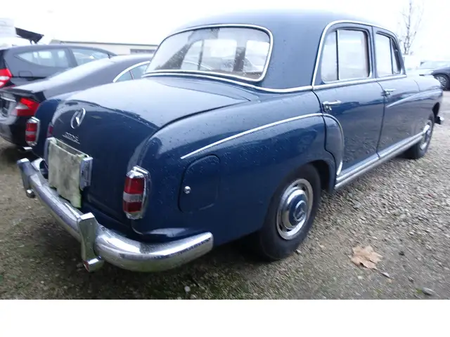 Mercedes-Benz 220 view 5