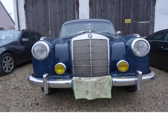 Mercedes-Benz 220 view 2