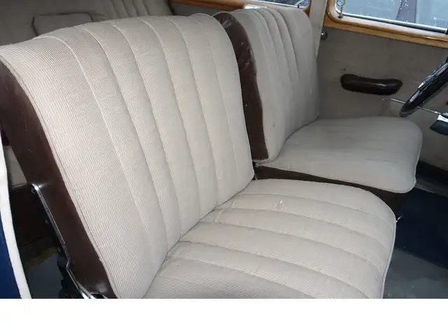 Mercedes-Benz 220 view 9