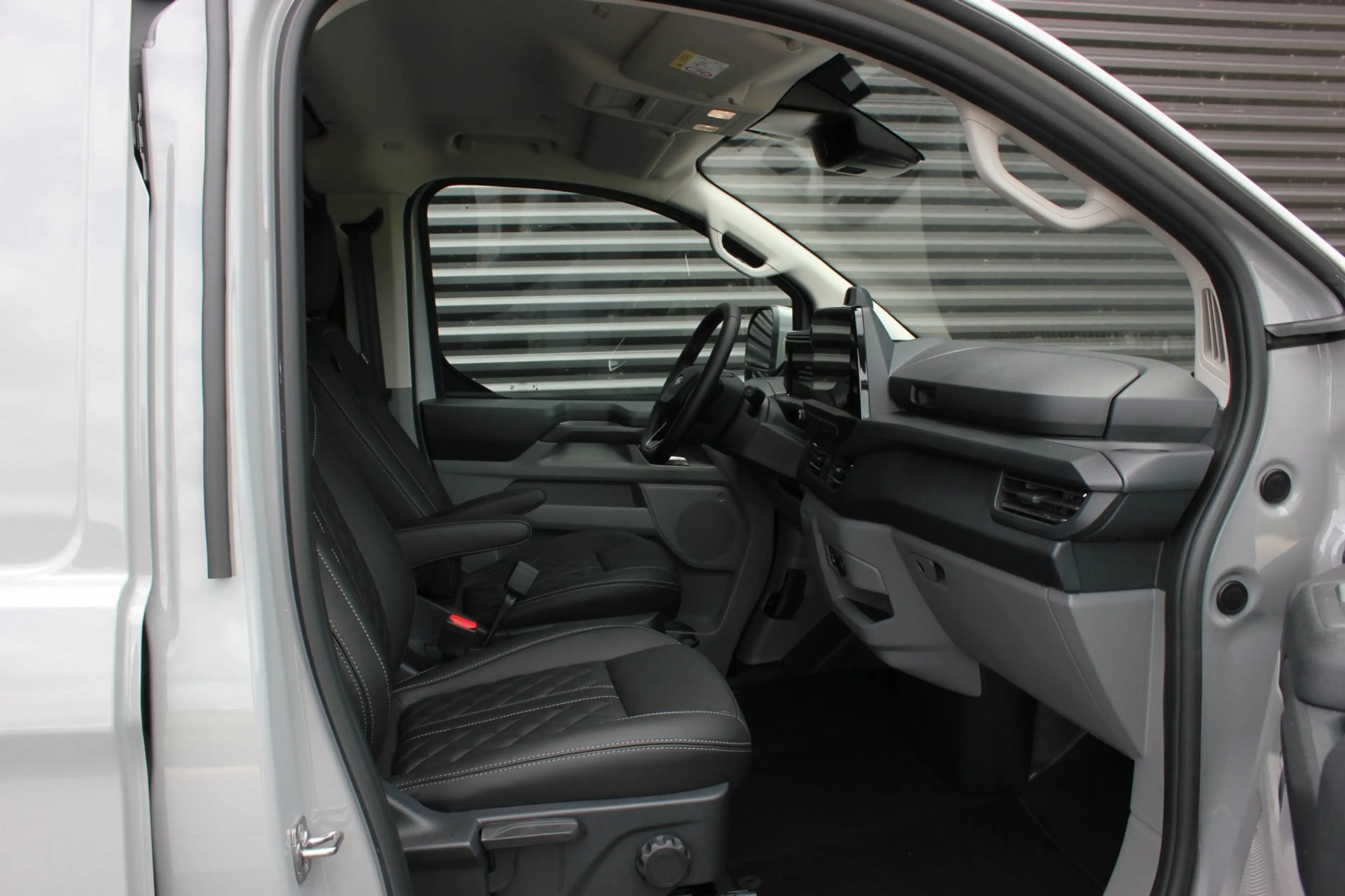 Ford E-Transit Cust. 340 L2H1 Limited 71 kWh 218PK / JB- EDITON / — photo 17