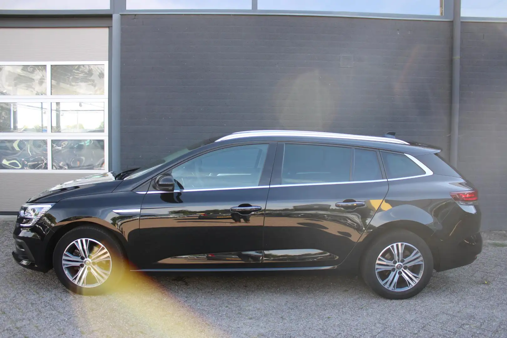 Renault Megane Estate 1.3 TCe 140 PK Intens NL-Auto | Navigatie | Zwart - 2