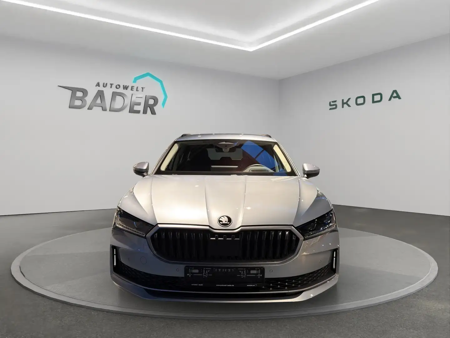 Skoda Superb Combi HUD Matrix Massage 2.0 TDI 142 kW 4x4 Sel... Silber - 2