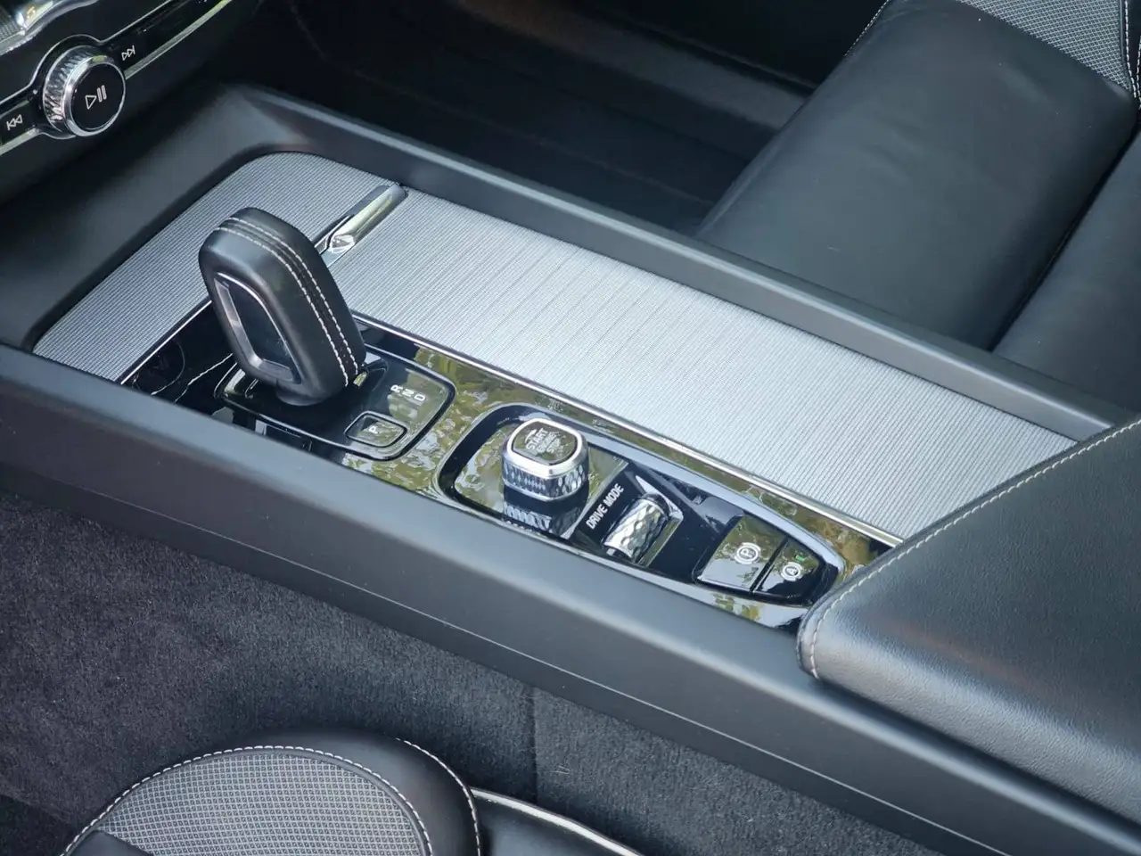 Volvo XC60 Plug in hybrid R design Black pack 360 CAMERA PANO MEMORY STUUR ZETELVERWARMING, миниатюра 17