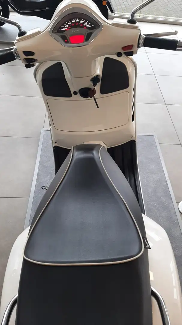 Vespa GTS 300 Bianco - 2
