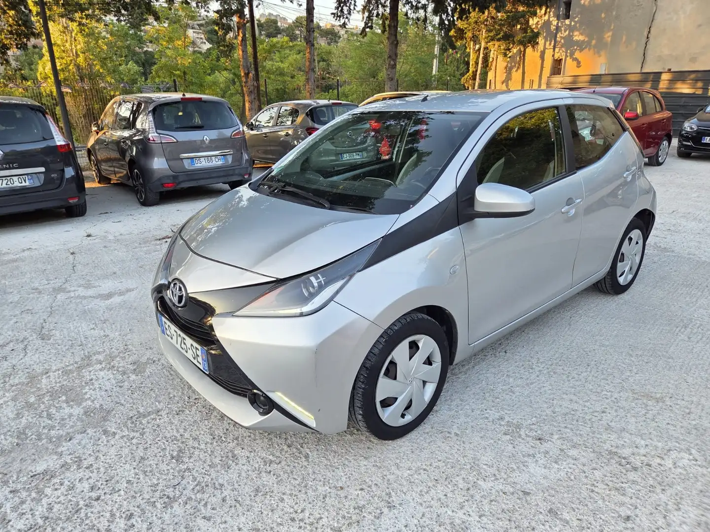 Toyota Aygo x-play Gris - 2