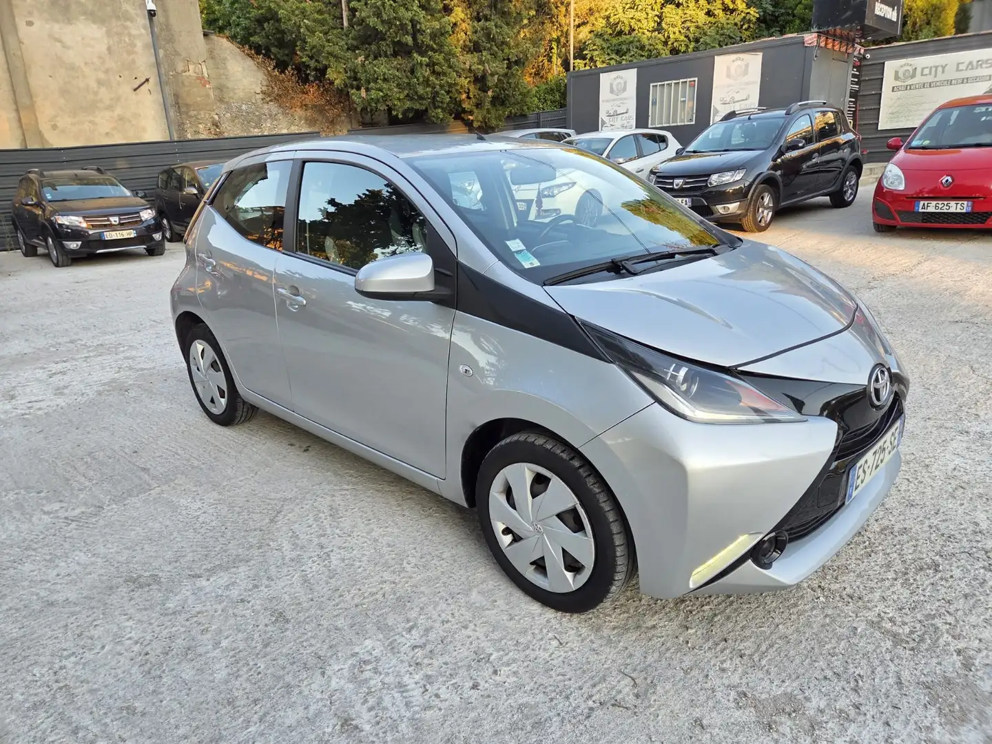 Toyota Aygo x-play Gris - 1