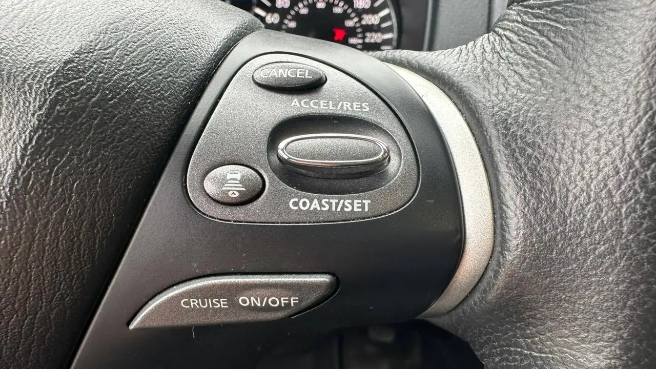 Nissan Pathfinder снимка Nissan Pathfinder