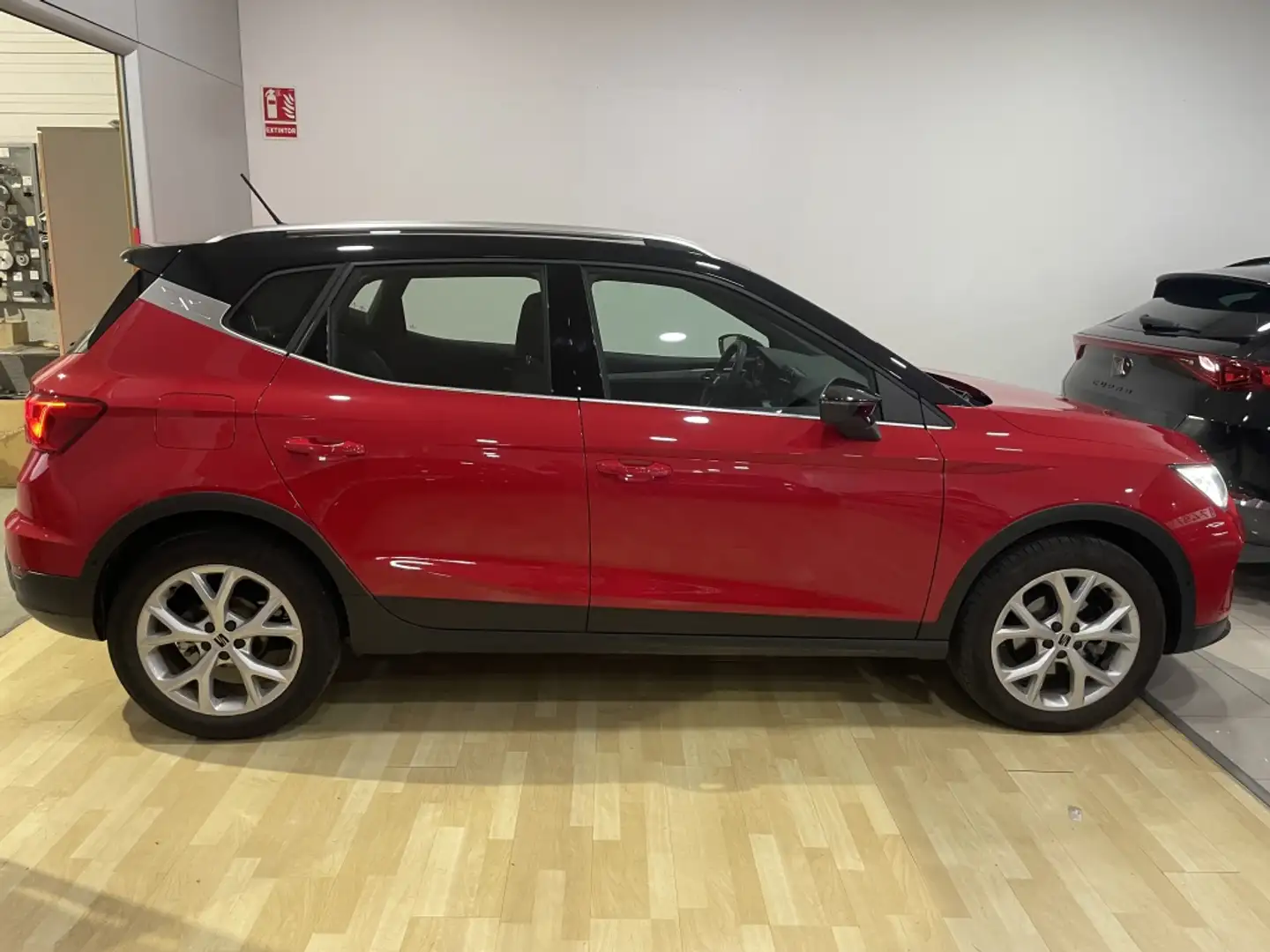 SEAT Arona 1.0 TSI S&S FR DSG7 XM 110 Rood - 2