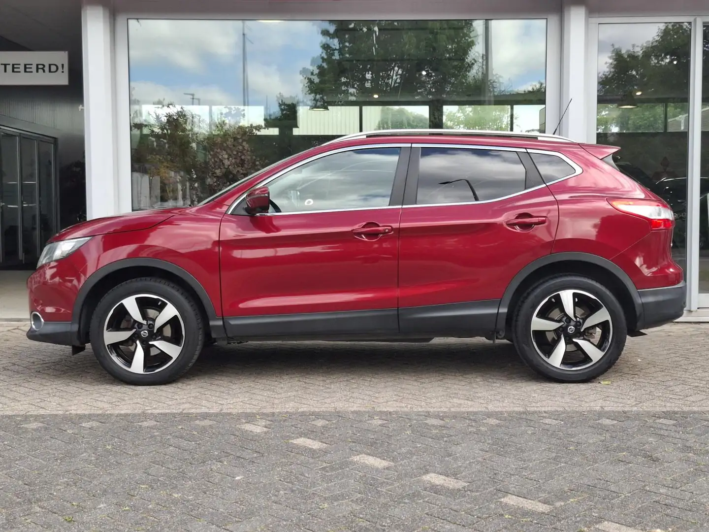 Nissan Qashqai 1.2 115pk DIG-T N-Connecta | Trekhaak | Panoramada Červená - 2