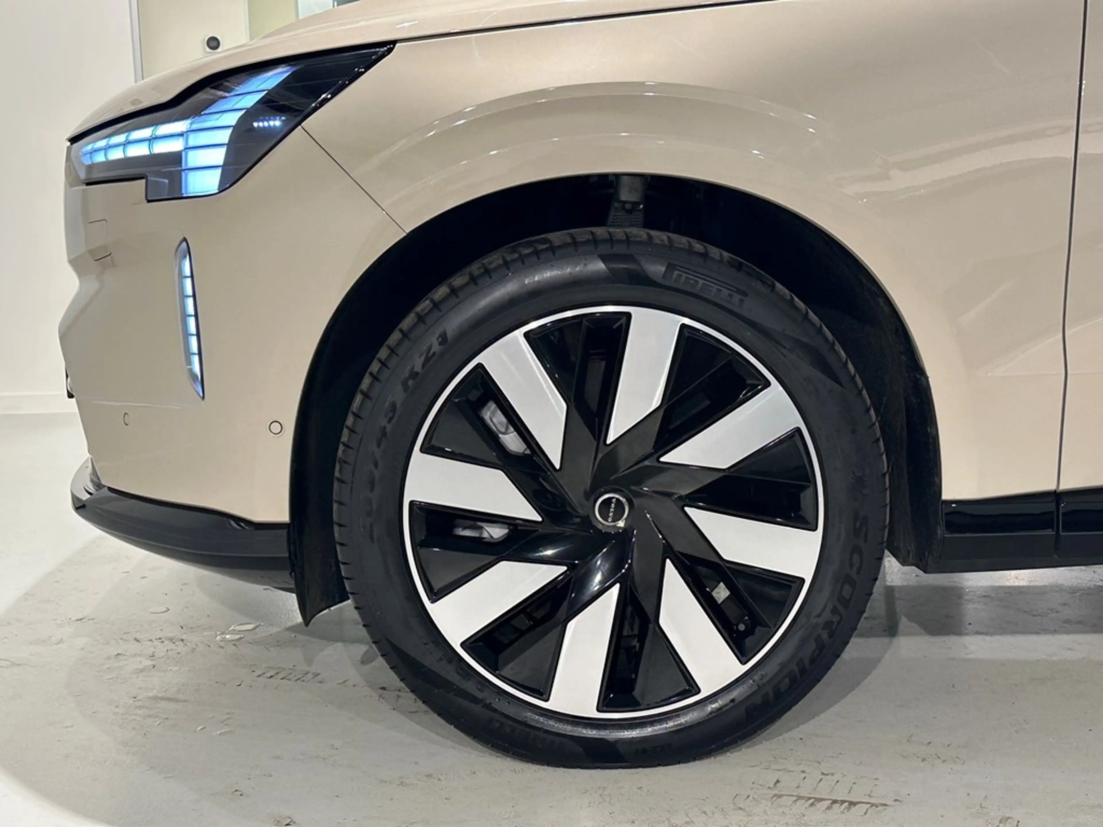 Volvo EX90 * SOLD * Ultra Twin Motor Perf. + LUCHTVERING/B&W — photo 3