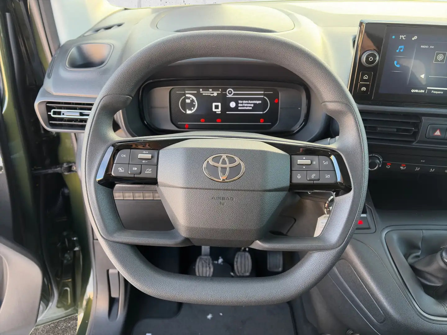 Toyota Proace City City Verso Shuttlle 1,5 D-4D 102 L1 5t. Grün - 2