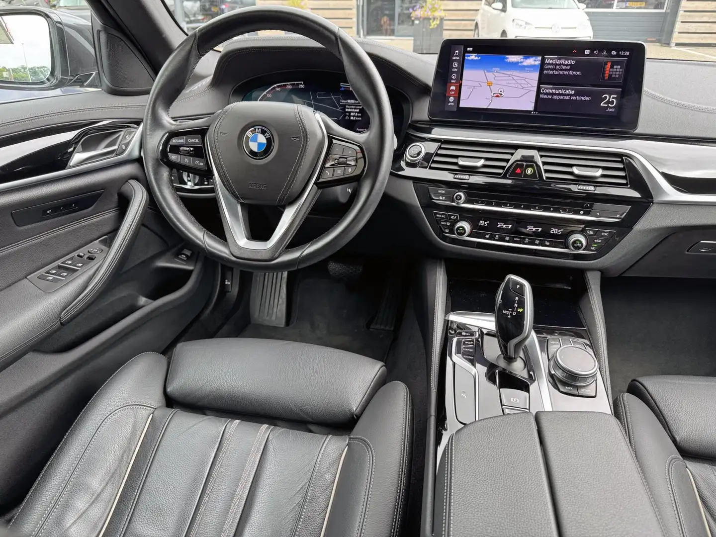 BMW 520 5-serie Touring 520i Business Edition Plus|Luxury Grijs - 2