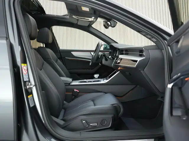 Audi A6 Avant view 4