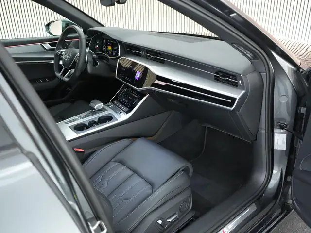 Audi A6 Avant view 3