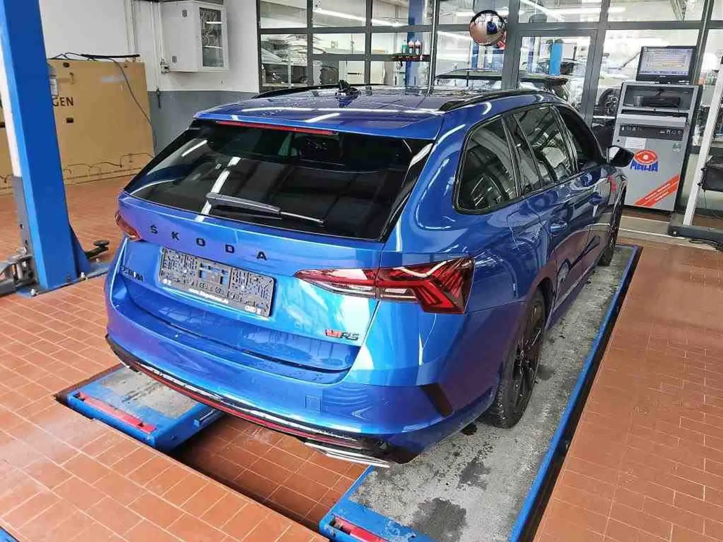 Skoda Octavia Combi 2.0 TDI DSG RS PANO MATRIX NAVI PDC Blau - 2