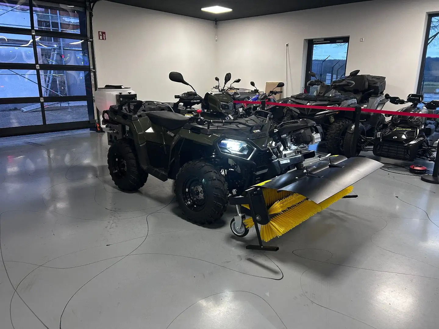 Polaris Sportsman 570 EPS 4x4 mit Kehrmaschine Verde - 1