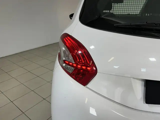 Peugeot 208 view 6