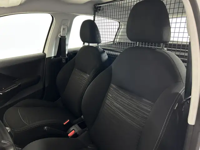 Peugeot 208 view 9