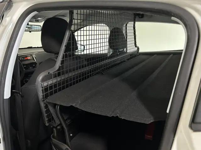 Peugeot 208 view 11