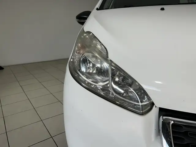 Peugeot 208 view 3