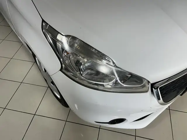 Peugeot 208 view 2