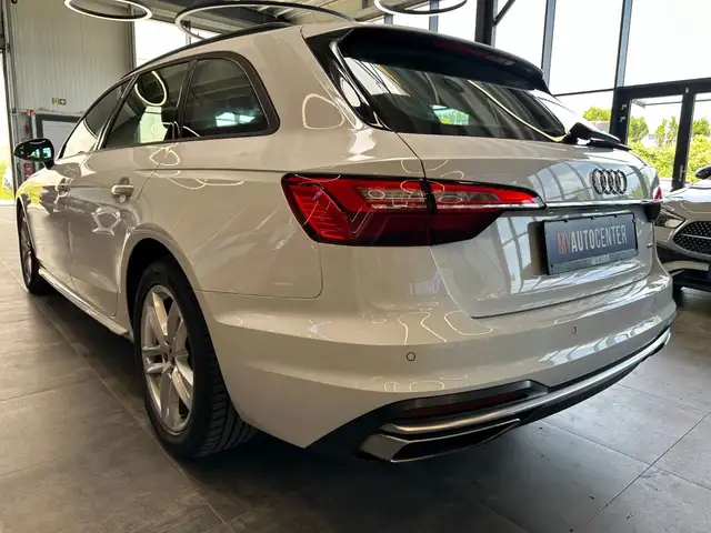 Audi A4 Avant view 5