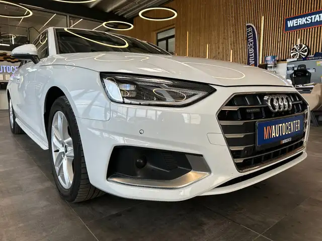 Audi A4 Avant view 3