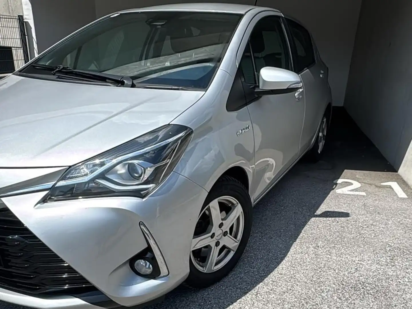 Toyota Yaris Yaris 1,5 VVT-i Hybrid 1-Hand* Grau - 2