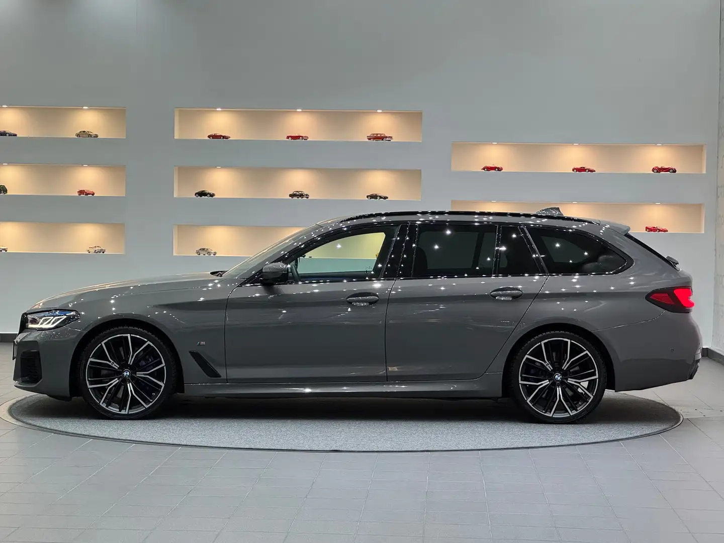 BMW 530 530 d xDrive M Sport *Individual* HarmanKardon* Grau - 2