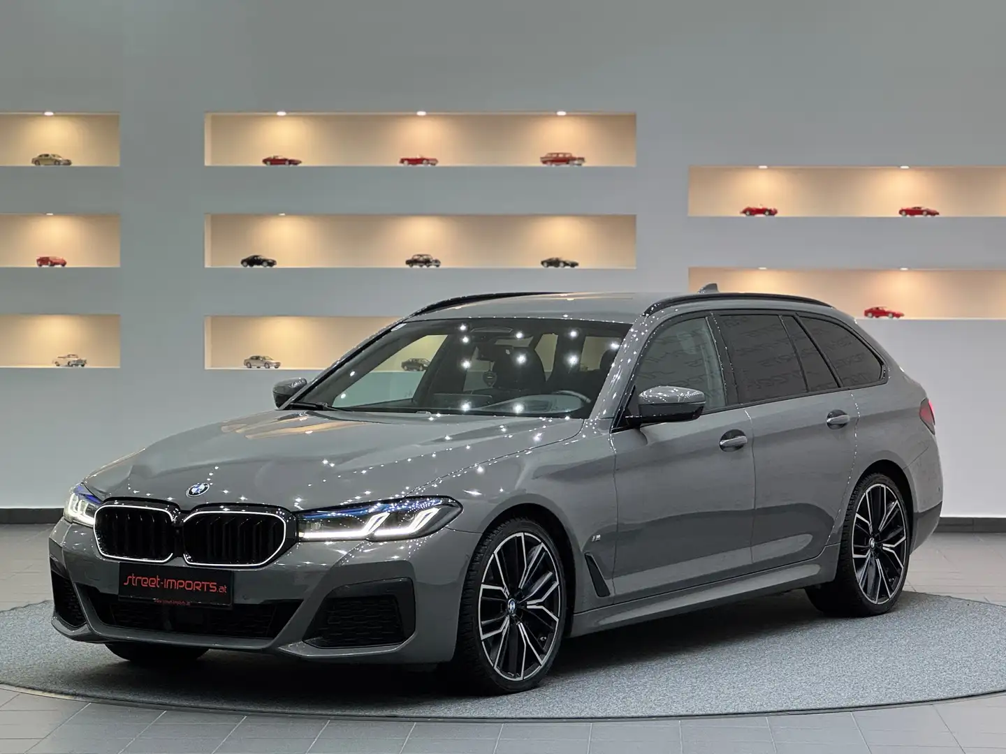 BMW 530 530 d xDrive M Sport *Individual* HarmanKardon* Grau - 1