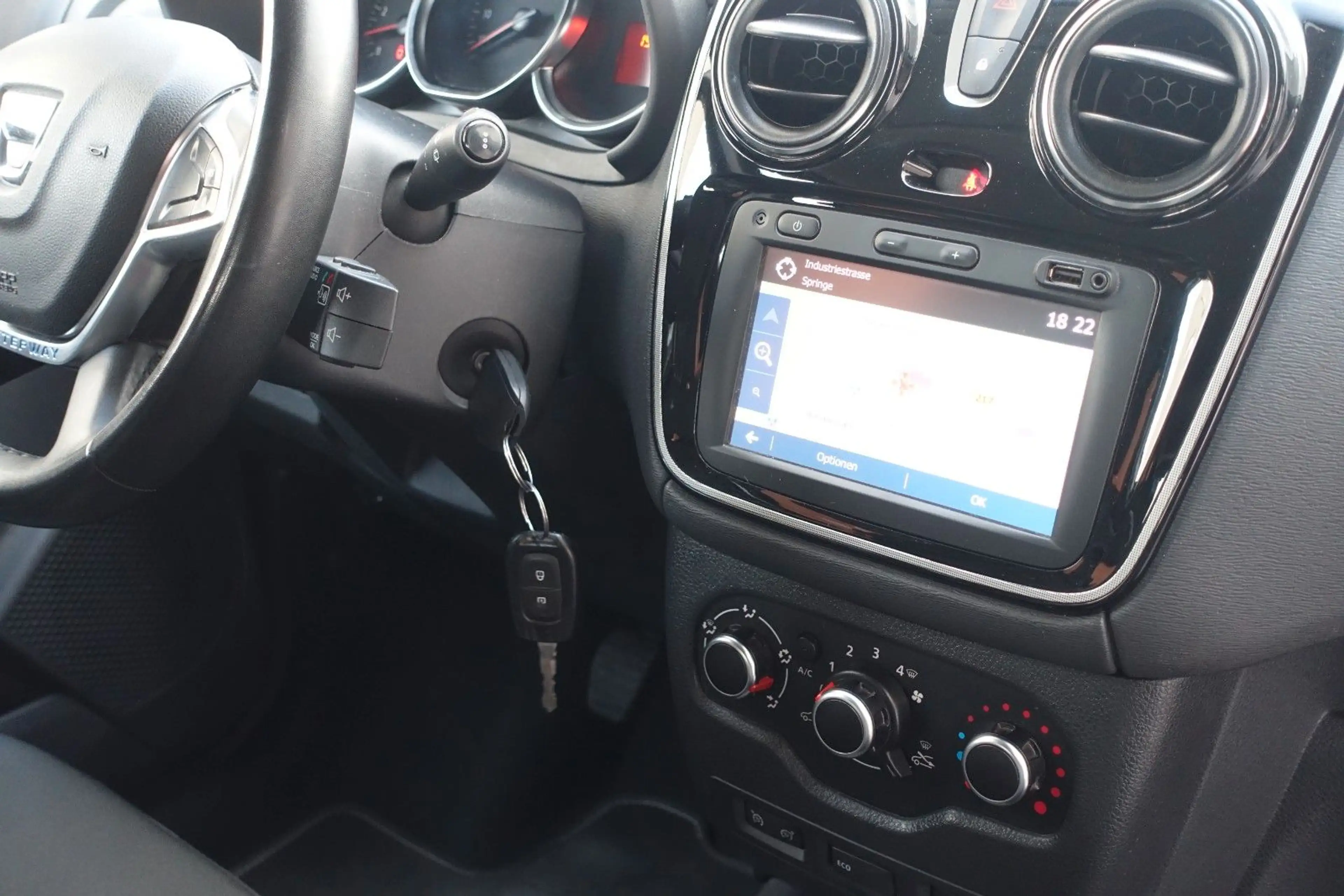 Dacia Dokker Stepway Celebration*NAVI*SHZ*AHK*TEMPOMAT — photo 14