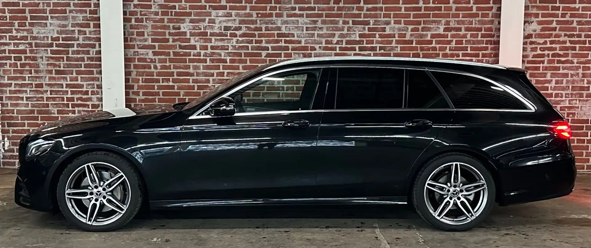 Mercedes-Benz E 220 d T 9G AMG LED/WIDE/DTR+/AHK/R.Kamera Schwarz - 2