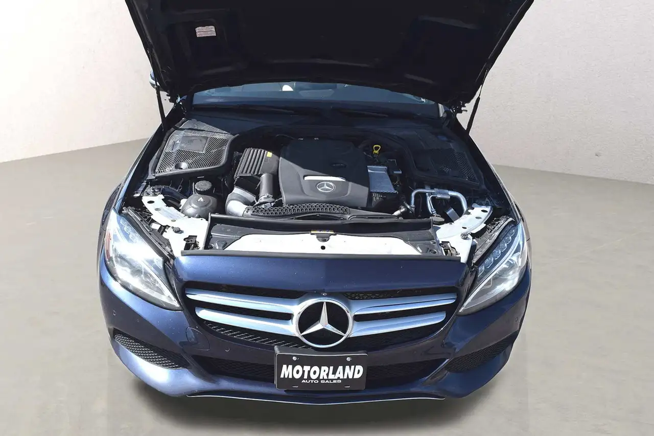 Mercedes-Benz C-Class снимка Mercedes-Benz C-Class