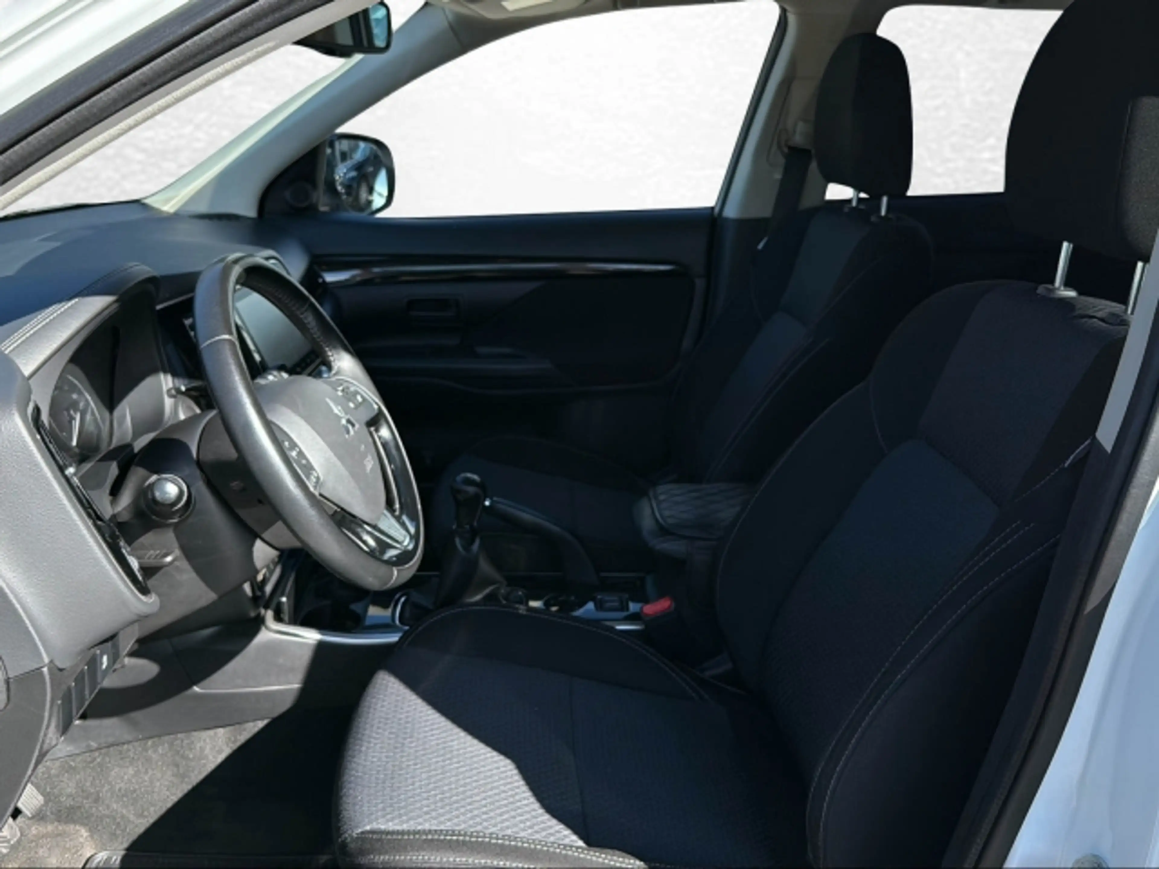 Mitsubishi Outlander 2,0 2WD AS&G — photo 13