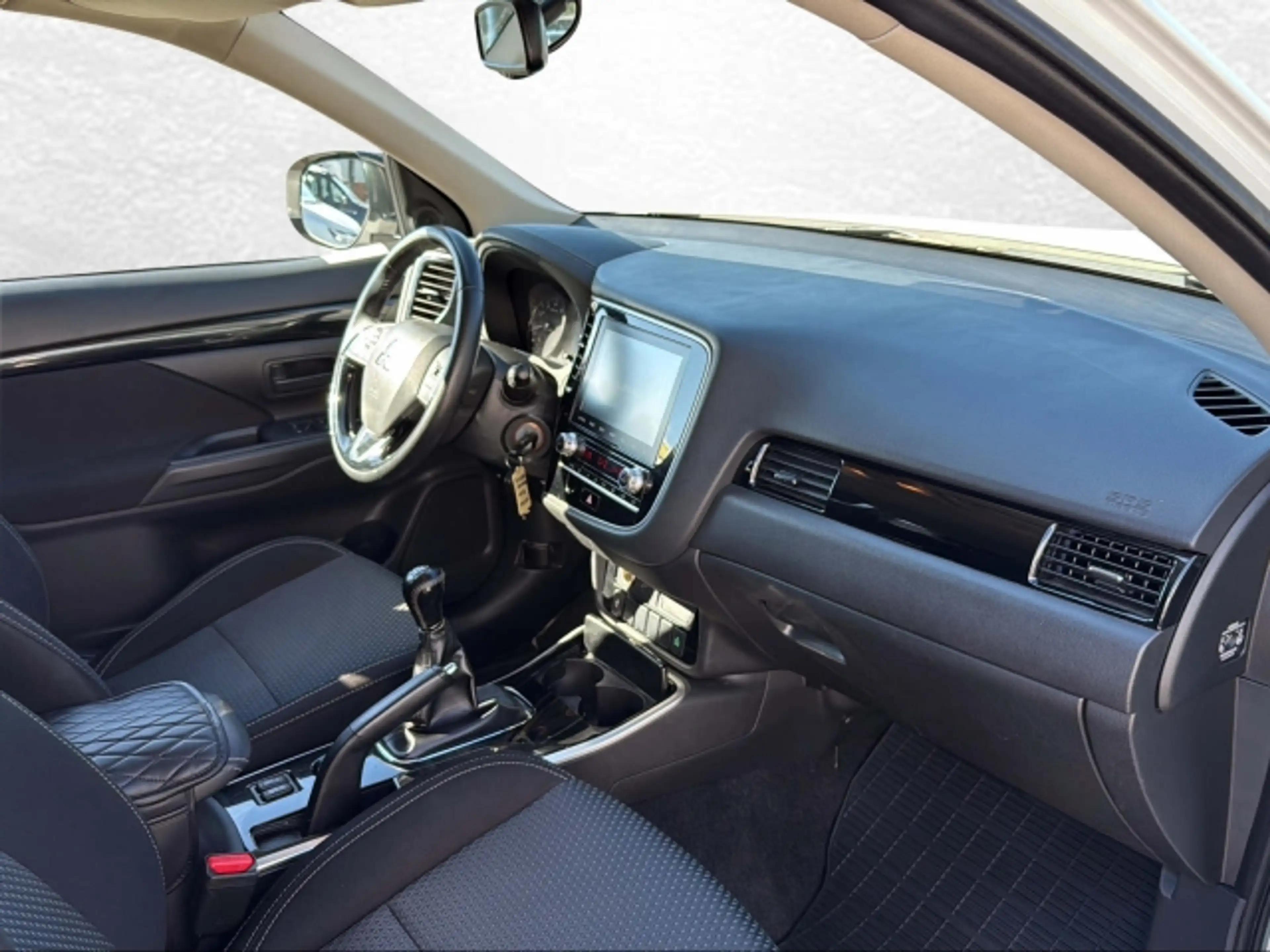 Mitsubishi Outlander 2,0 2WD AS&G — photo 11