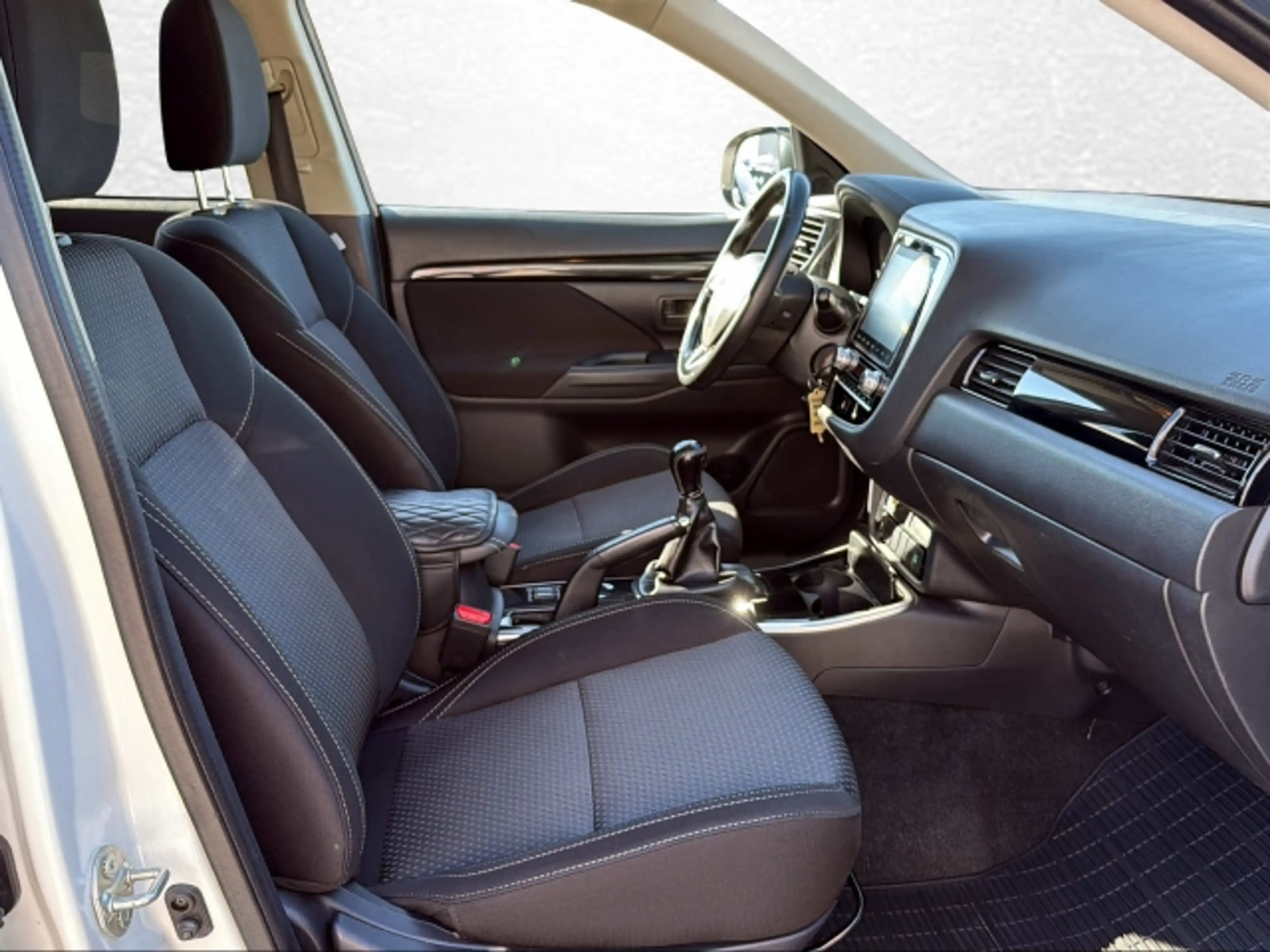 Mitsubishi Outlander 2,0 2WD AS&G — photo 14
