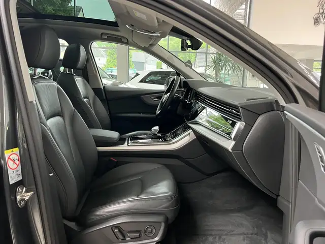 Audi Q7 view 12