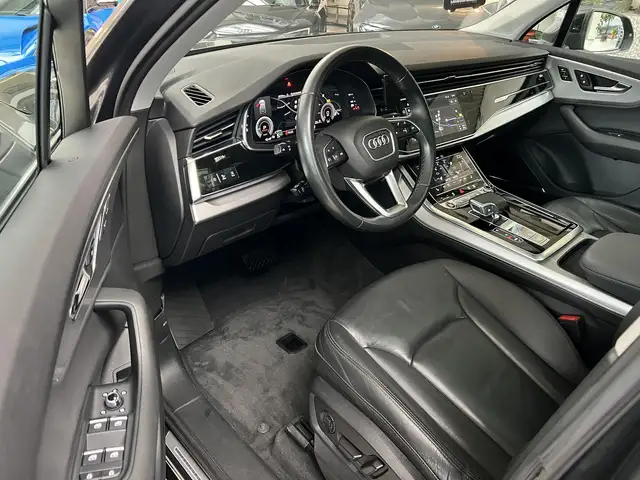 Audi Q7 view 10