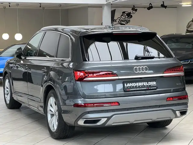 Audi Q7 view 5