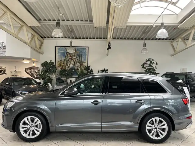 Audi Q7 view 6