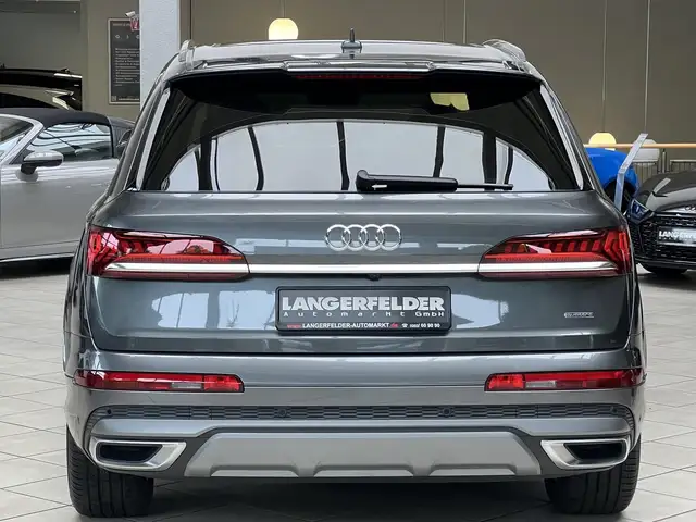 Audi Q7 view 4