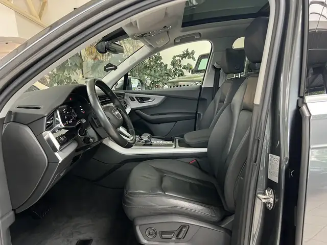 Audi Q7 view 11