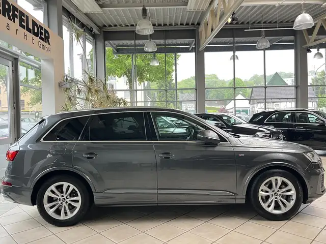 Audi Q7 view 2