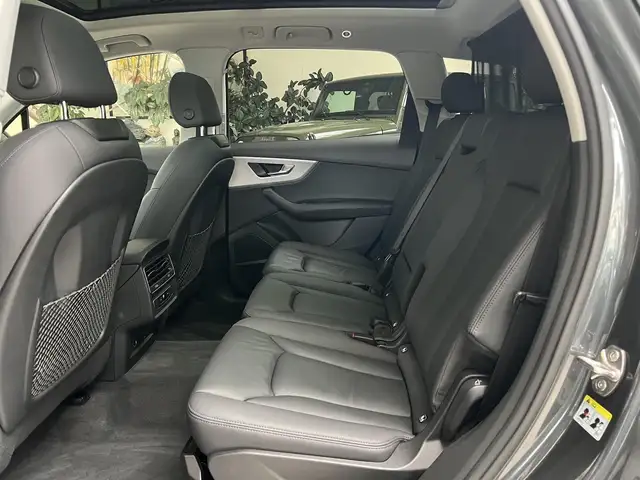Audi Q7 view 13