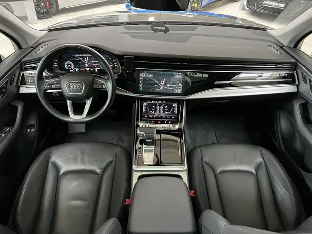 Audi Q7 view 9