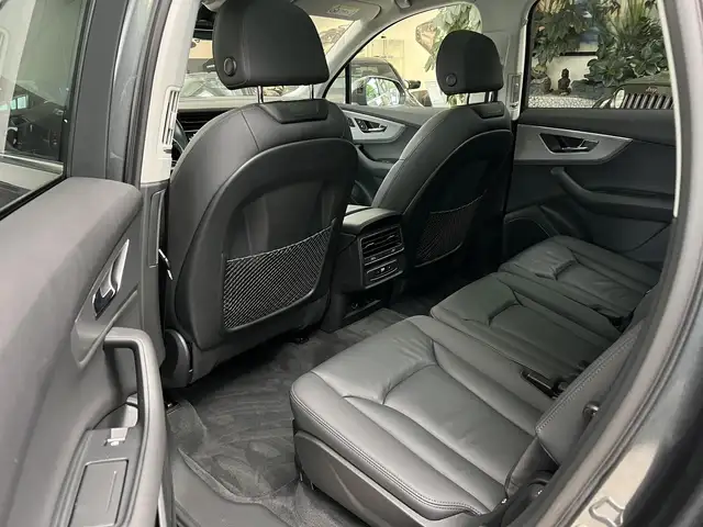 Audi Q7 view 14