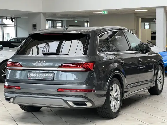 Audi Q7 view 3