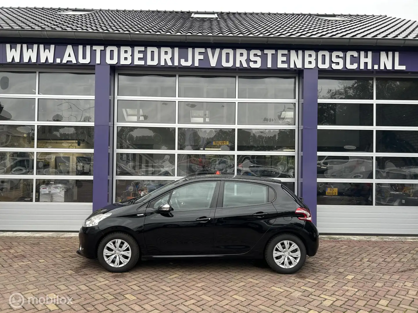 Peugeot 208 1.2 VTi Active * 5 DEURS * AIRCO * NAVIGATIE * Zwart - 2