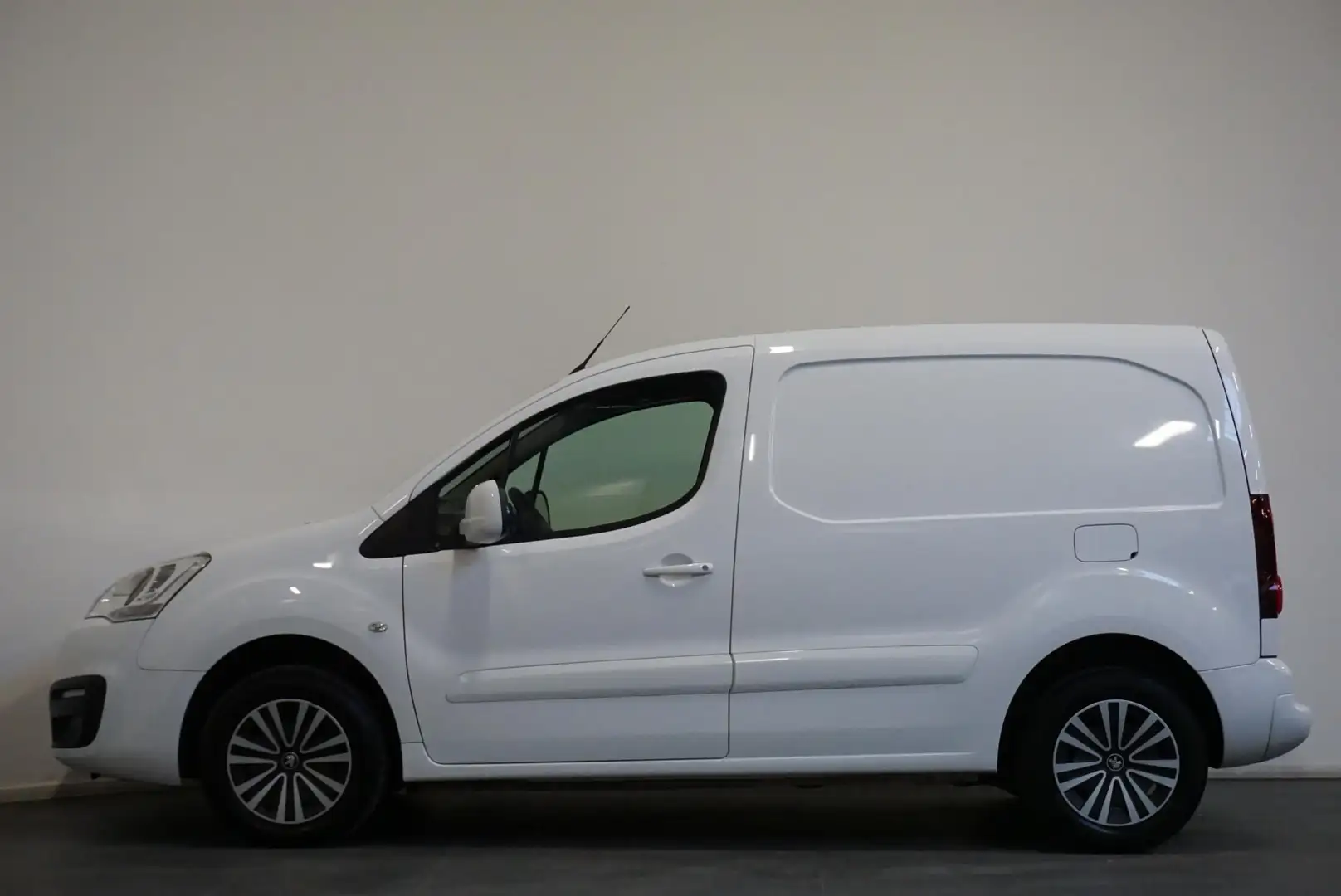 Peugeot Partner 1.6 100 PK L1 Premium Pack Airco Bluetooth  Navi P Weiß - 2