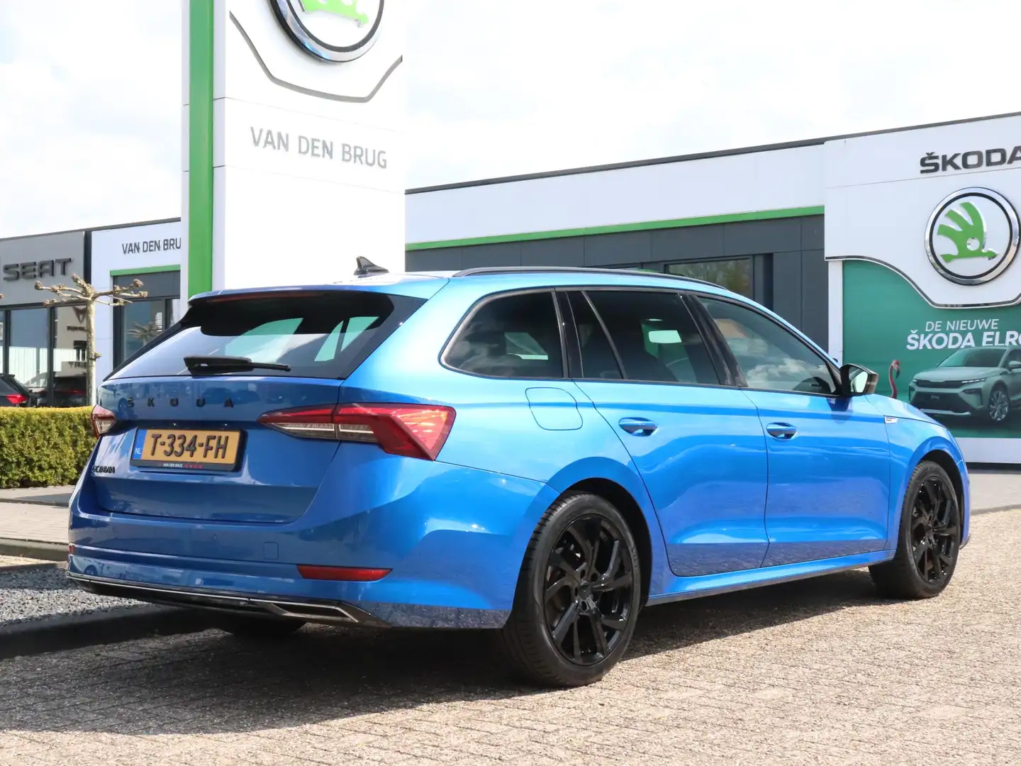 Skoda Octavia Combi Sportline 1.5 e-TSI 150pk AUTOMAAT | Panoram Blauw - 2